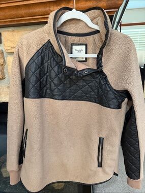 Abercrombie & Fitch Taupe Sherpa Pullover with Black Quilted Panels